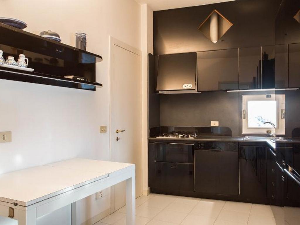 Roomy Apartment Duomo & San Babila Милано Екстериор снимка