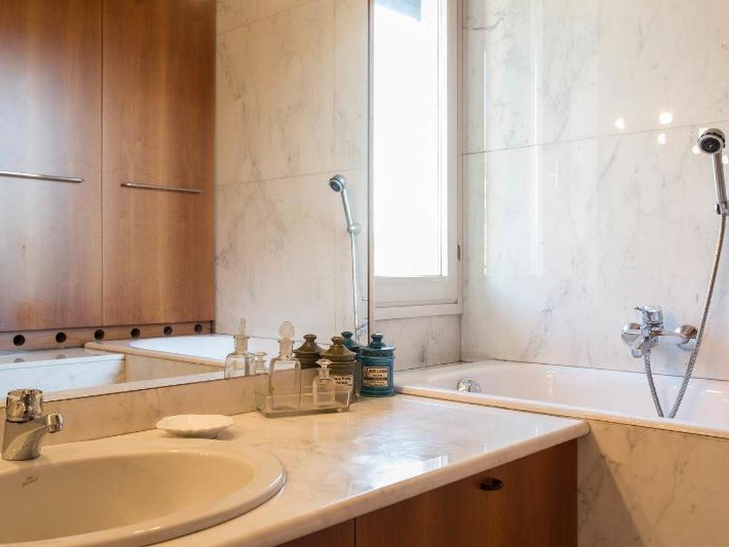 Roomy Apartment Duomo & San Babila Милано Екстериор снимка