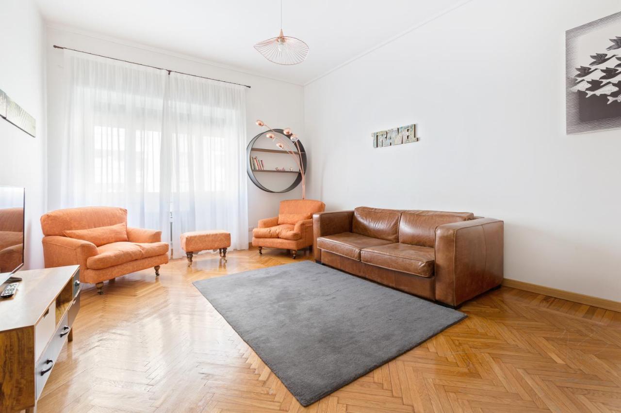 Roomy Apartment Duomo & San Babila Милано Екстериор снимка