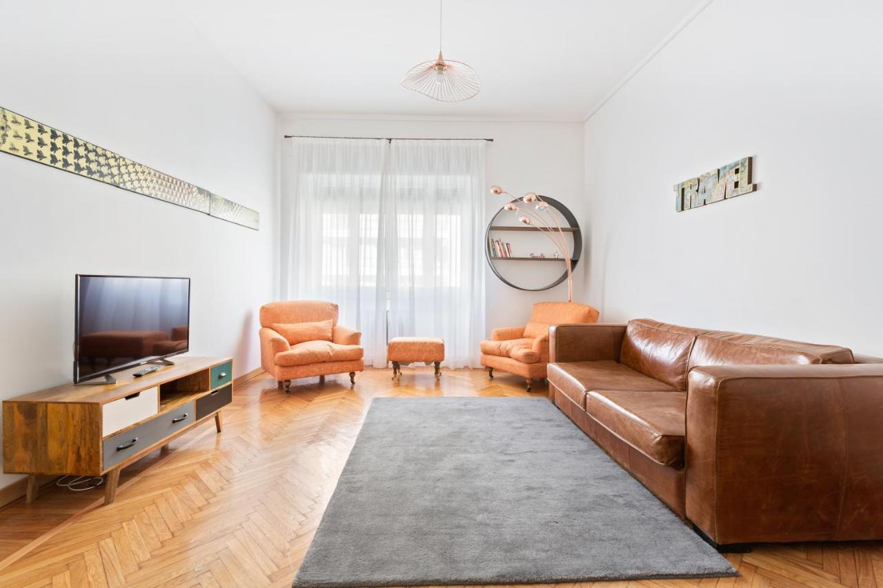 Roomy Apartment Duomo & San Babila Милано Екстериор снимка